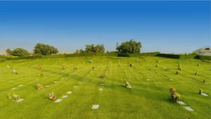 Asesora Margarita Sánchez explicando beneficios de camposantos tipo parque en Lima.